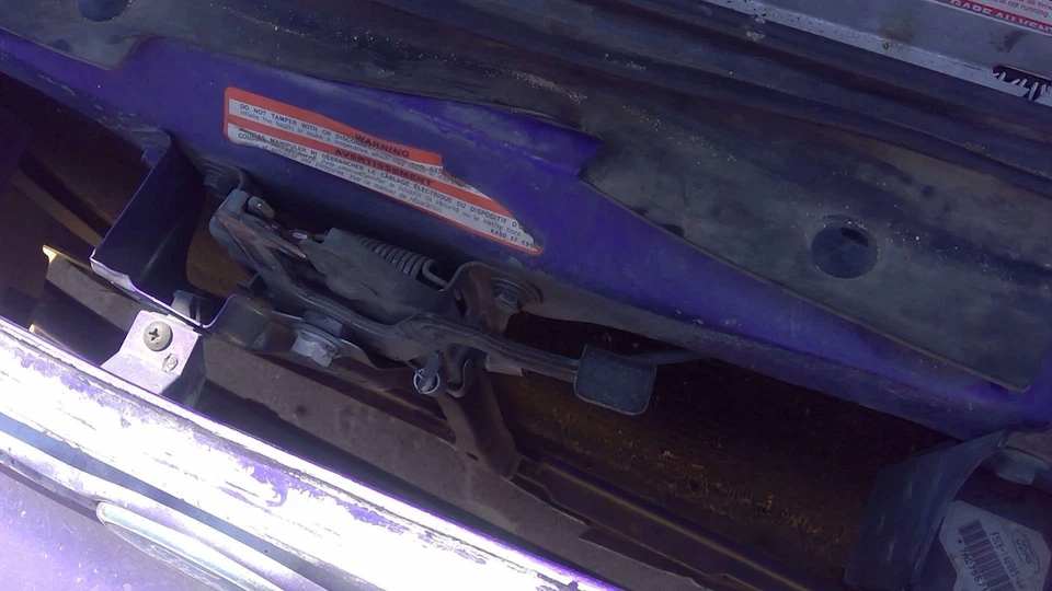 Conjunto de pestillo de capó Ford Escort 1991-1996 con soporte OEM Foto 1 de 4