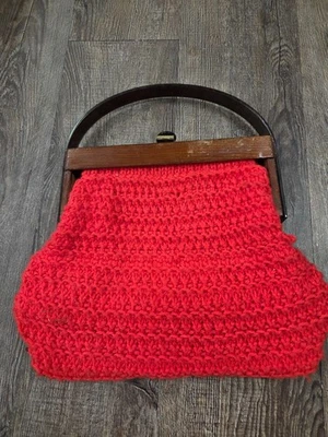 Antiguo bolso de mano rojo/naranja hecho a mano con bisagras de madera de ganchillo de los años 40 y 50 Foto 1 de 4