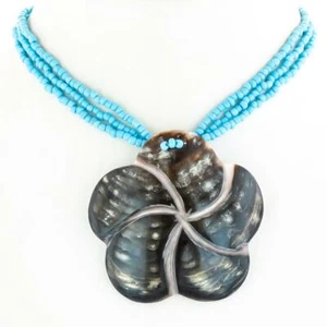 "Collar de cuentas azul turquesa con caparazón de madre perla Flower Look, 2 3/8" - Imagen 1 de 4