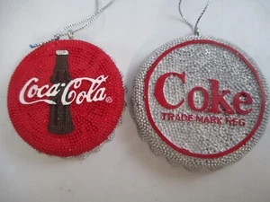 Juego de 2 gorras de botella con cuentas Coca-Cola Kurt Adler adornos navideños rojo plateado - Imagen 1 de 10