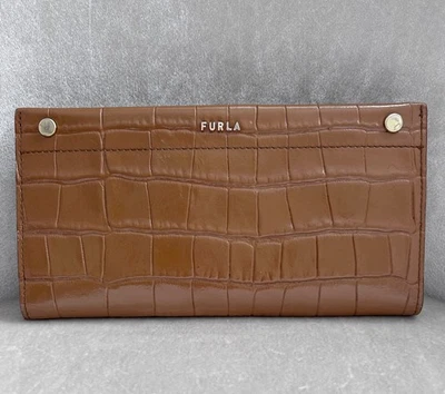 Cartera delgada de cuero en relieve Furla de cocodrilo en coñac, cierre a presión Foto 1 de 4