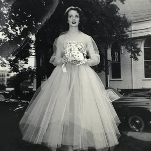 Vestido de tul de mujer joven ramo de flores mirando foto vintage en blanco y negro - Imagen 1 de 4