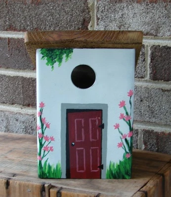 Casa de campo gris claro artesanal casa de pájaros flores rosas pintadas a mano madera y PVC Foto 1 de 4