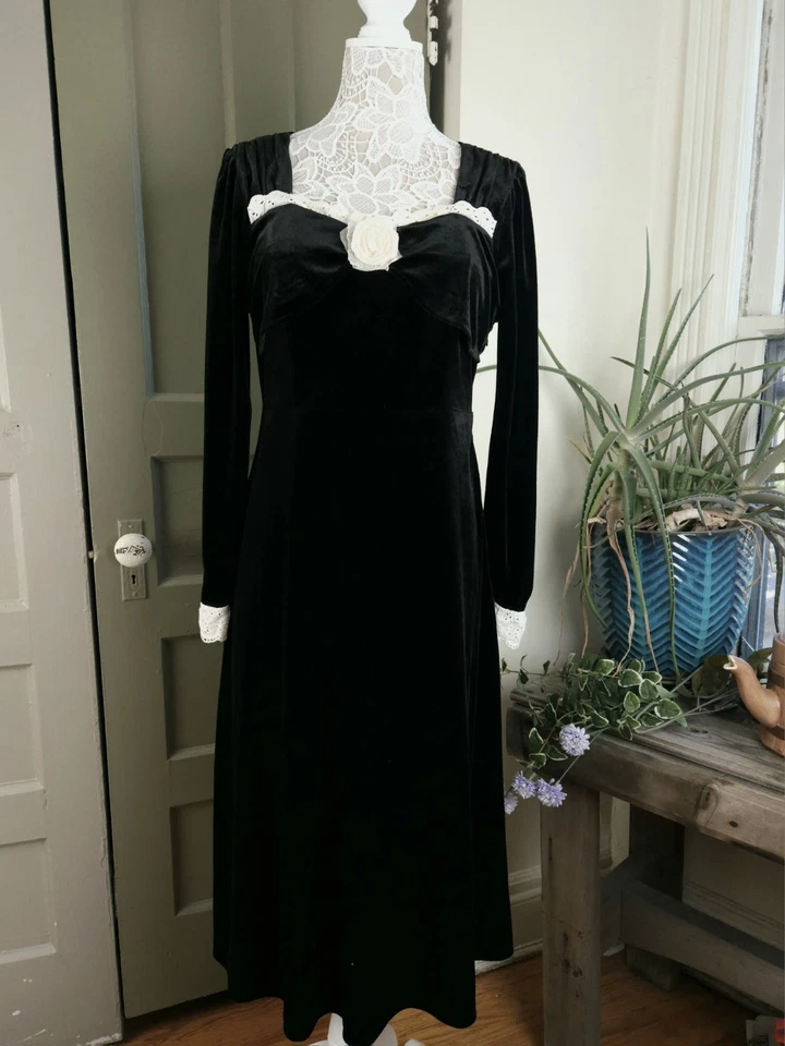 Simple Retro Valentina Black Velvet Dress With Cream Lace Cuffs And Rosette L - Image 1 of 4