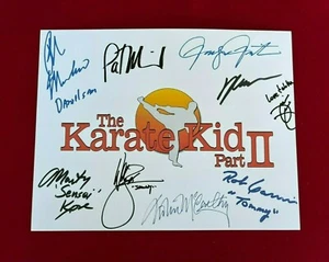 Tarjeta de título de Karate Kid Parte II fundida firmada - 8,5x11 - reimpresiones de autógrafos - Imagen 1 de 8