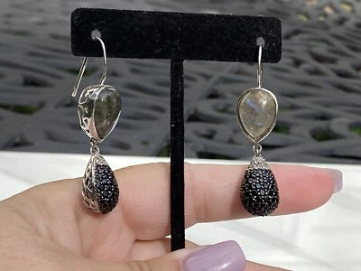 Pendientes Rarezas Carol Brodie Labradorita Esterlina, Espinela Negra y Circón Blanco Foto 1 de 4