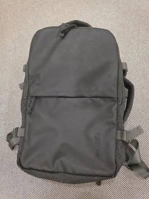 Mochila de viaje Incase EO (negra) se adapta a MacBook Pro de hasta 17" Foto 1 de 4
