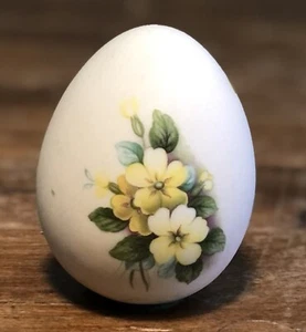 Vintage dekoratives Keramik Sand gefüllt 2 1/2" Ei mit gelben Stiefmütterchen Blumen - Bild 1 von 7