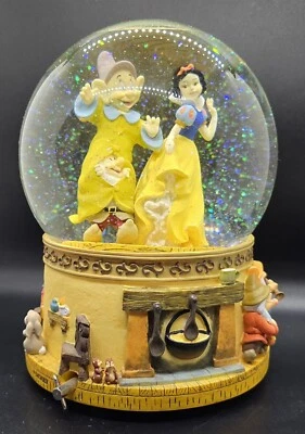 Globo de nieve musical vintage grande Enesco Disney Blancanieves y Dopey bola de agua  Foto 1 de 4