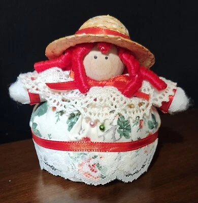 Muñeca Alfiletero Vestida en Blanco, Rosa, Verde, Rojo, Vestido Floral Hecho a Mano - NUEVO Foto 1 de 2