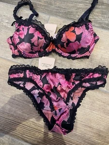 Reggiseno Agent Provocateur in seta "GIUGNO" 32C e mutandine AP2 Small - Nuovo ed etichette! - Foto 1 di 6