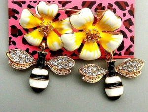 Betsey Johnson Sparkling Crystal Bees Daisy Flower Gold Brooch Pin Free Gift Bag - Picture 1 of 7
