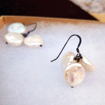 Brincos pendurados aglomerados aglomerados brancos de madrepérola feitos à mão por artesão local - Imagem 1 de 4