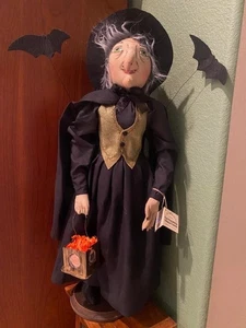 Joe Spencer - Morgana stehende Hexe mit Fledermäusen gesammelte Traditionen/Galerie II - Bild 1 von 9