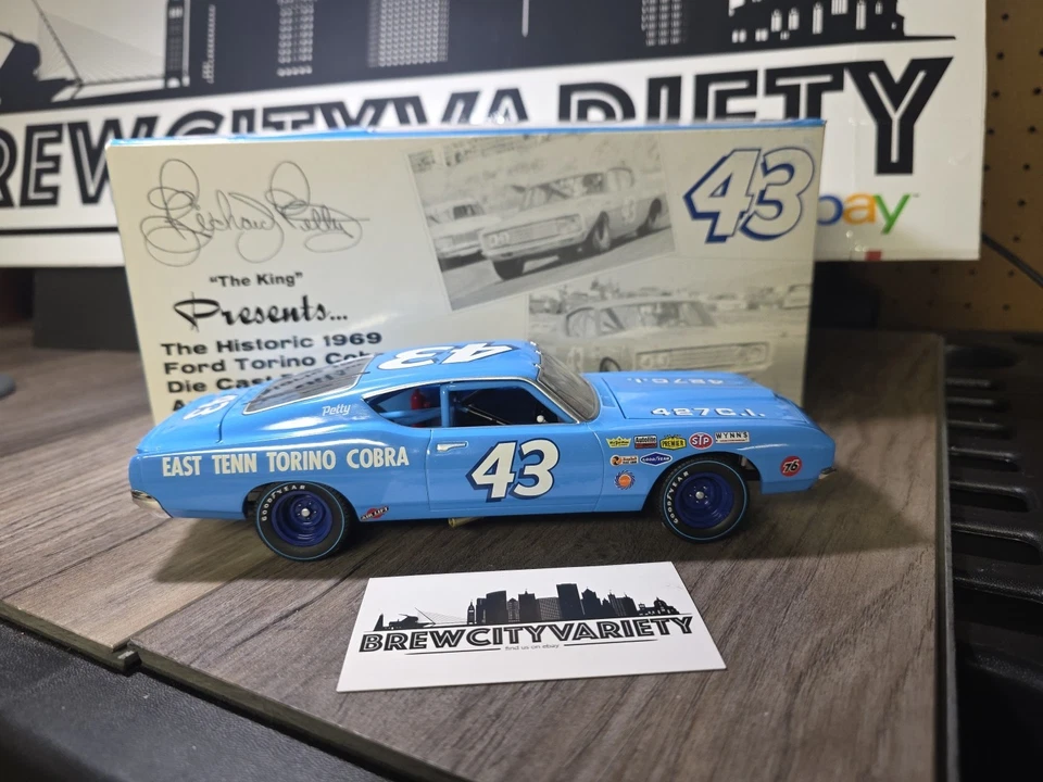 Ford Torino Cobra 1969 auténtico Motorsports firmado por Richard Petty 1:24 Foto 1 de 4