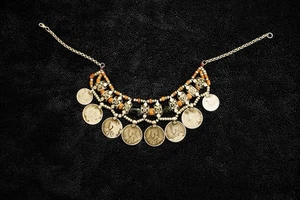 Antike Halskette mit silbernen Münzen.  - Bild 1 von 9