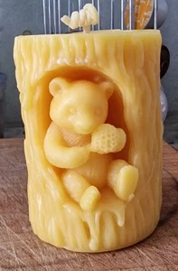 Bärkerze , Bär Im Baumstamm aus Hochwertigen Bienenwachs.Dekoration  - Bild 1 von 2