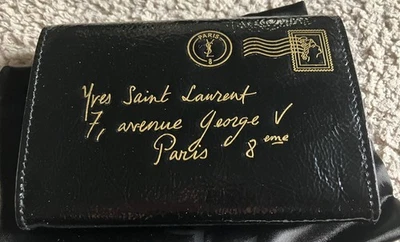 NUEVA Cartera con estampillas postales de charol negro Yves Saint Laurent en caja Foto 1 de 4
