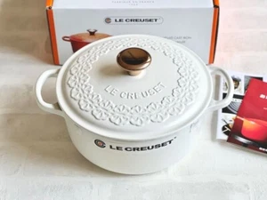 Le Creuset Lace Relief Signature Cocotte Ronde 20cm 2 3/4qt Cotton White NIB - Picture 1 of 15