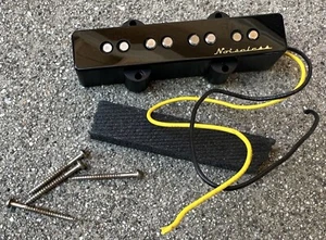 Pastilla de bajo Fender Noiseless Jazz con tornillos cubierta negra única - Imagen 1 de 2