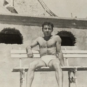 Foto vintage gay int chico sin camisa delgado joven nadando playa bulto +9631 - Imagen 1 de 2