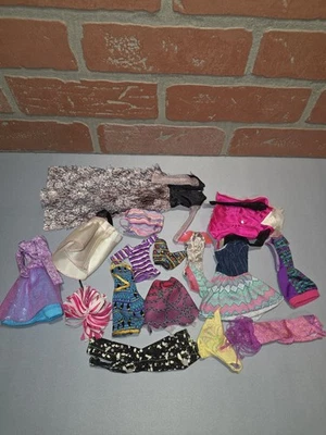 Lote de ropa Mattel Monster High varios tops, faldas y vestidos. Foto 1 de 4