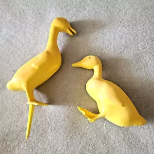2 Vintage Hartplastik geformte stehende Enten Ostern Hof Kunst abgesteckt 4" & 7,5" - Bild 1 von 15