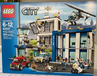 Lego City Police Station #60047 (854 piezas) Helicóptero, coche, moto, camión de remolque Foto 1 de 4