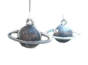 New Larger Ringed PLANET Saturn Sci Fi Silver-tone Dangle Earrings 1-1/3" Long - Imagen 1 de 3