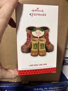 Hallmark Keepsake Ornament 2013 Like Dad Like Son Padres Caminata Senderismo Botas Marrón - Imagen 1 de 3
