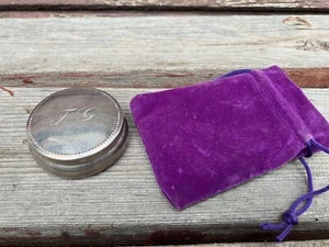 VINTAGE 925 STERLINGSILBER RUNDE PILLENDOSE SCHMUCKDOSE mit MONO - Bild 1 von 4