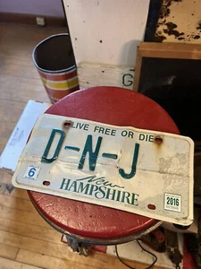 Vintage Vanity D-N-J DNJ Name Initialen NH New Hampshire Nummernschild Anhänger USA - Bild 1 von 4