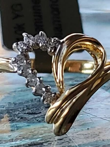 Anillo de diamantes de corte redondo en forma de corazón oro amarillo liso de 10 quilates - Imagen 1 de 12