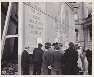 1945 Press Photo WWII War Map Show American Proclamation at Heidelberg, Germany - Picture 1 of 2