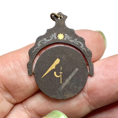 Llavero giratorio masónico antiguo LUX, colgante damasceno Foto 1 de 3