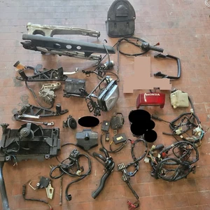 Blocco stock ricambi HONDA VF 500 F PC12 Forcellone  faro pedane staffe - Imagen 1 de 8