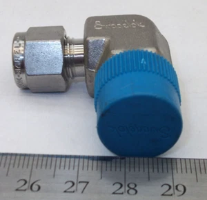 Swagelok 316 SS-400-2-6RT Tube Fitting Male Elbow 1/4" Tube OD x 3/8" Male ISO - Picture 1 of 4