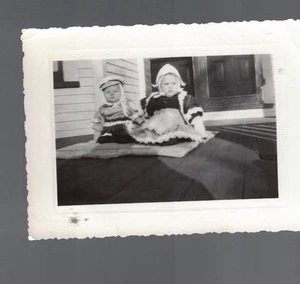 Halloween Schnappschuss - Little Dutch Boy & Girl 1945 Foto - Bild 1 von 1