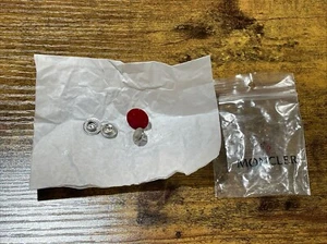 Moncler pulsanti e ricambi di ricambio originali rosso e argento - Foto 1 di 4