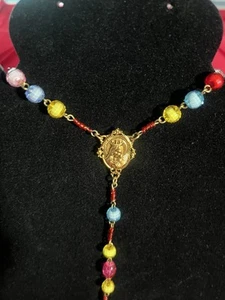 Collana Rosario Cattolico Tono Oro Perline Multicolore Vergine Maria Croce - Foto 1 di 5