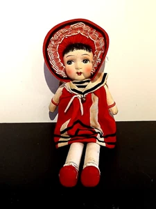 Muñeca de tela de peluche y máscara facial niña con gorro rojo, ropa original, años 50 - Imagen 1 de 8