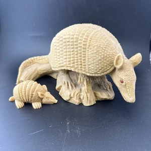 Gürteltier und Baby Harz Skulpturen - Bild 1 von 9