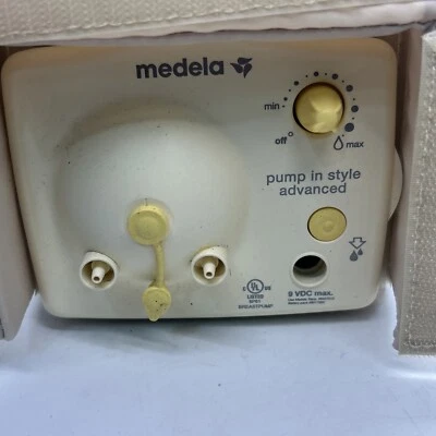 Extractor de leche doble avanzado Medela con estilo motor y bolsa de fuente de alimentación Foto 1 de 4