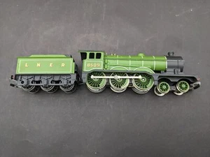 Triang Hornby R150 LNER Green B12 4-6-0 loco excellent condition - Picture 1 of 7