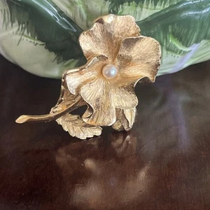 Vintage Pansy Flower Brooch Gold Tone With Faux Pearl Fashion Costume Jewelry - Picture 1 of 6