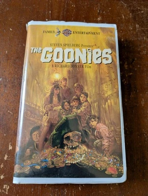 The Goonies 1985 VHS Tape Clamshell 1994 Edition Steven Spielberg  Foto 1 de 3
