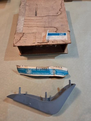 Новый из старых запасов молдинг задней четверти панели GM 1973 Oldsmobile Custom Cruiser 8704693 - Изображение 1 из 4
