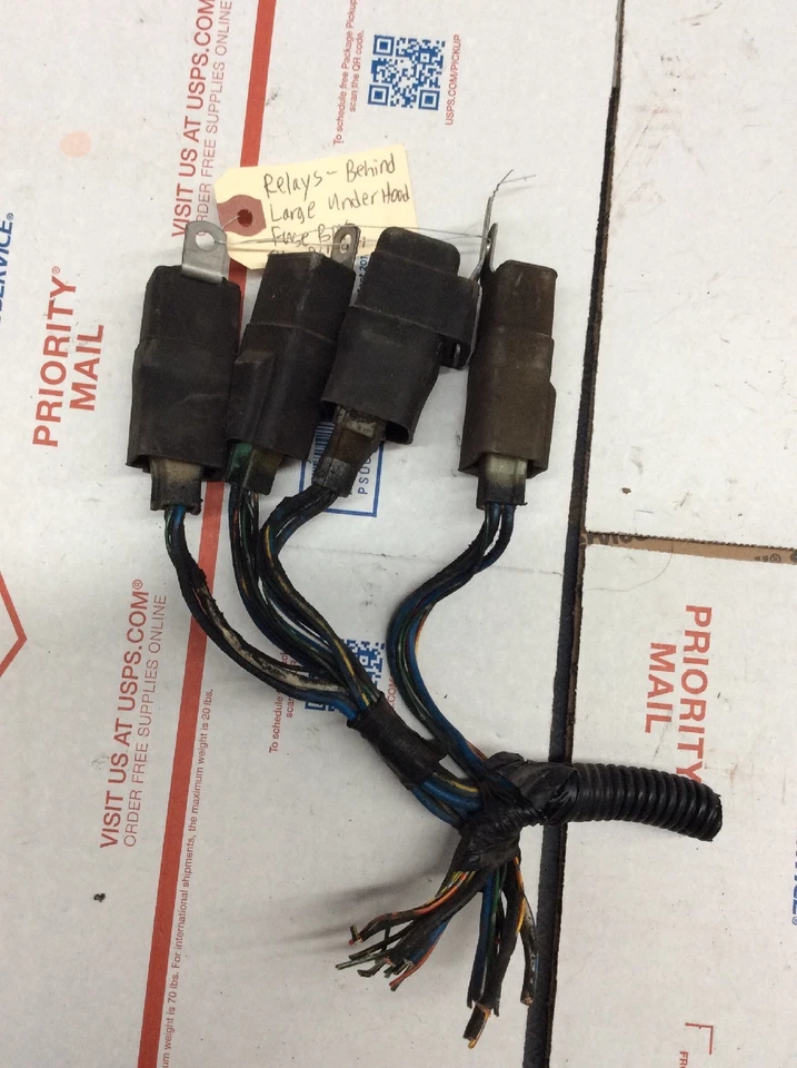 Relés ISUZU OASIS HONDA ODYSSEY 1996-1999 DEBAJO DEL CAPÓ DETRÁS DE LA CAJA DE FUSIBLES OEM  Foto 1 de 4