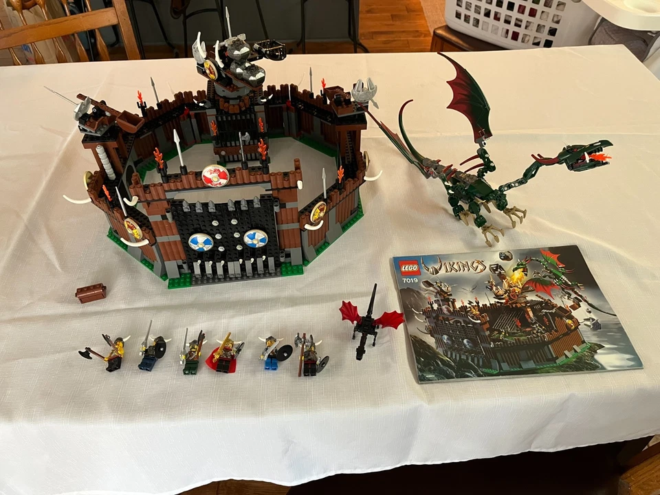 LEGO Vikings: Viking Fortress Against the Fafnir Dragon (7019) con instrucciones Foto 1 de 1