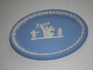 Wedgwood Jasperware Azul Psique encuadernado por Cupido con arco y flecha plato ovalado de 10 - Imagen 1 de 7